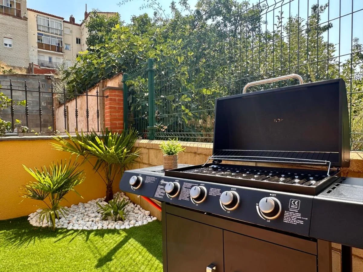 La barbacoa, junto al césped