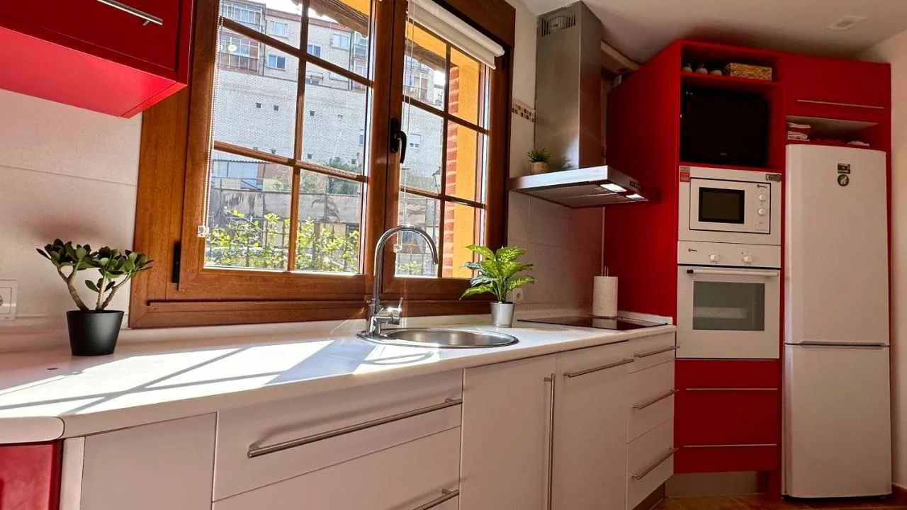 La cocina, con ventana al jardín