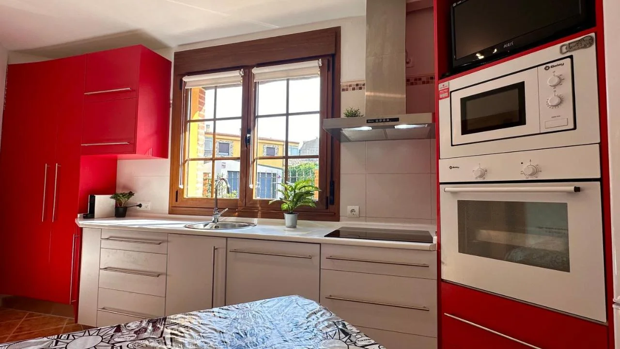 La cocina, equipada con horno y microondas