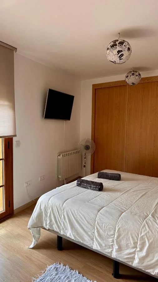 Dormitorio con armario y televisión