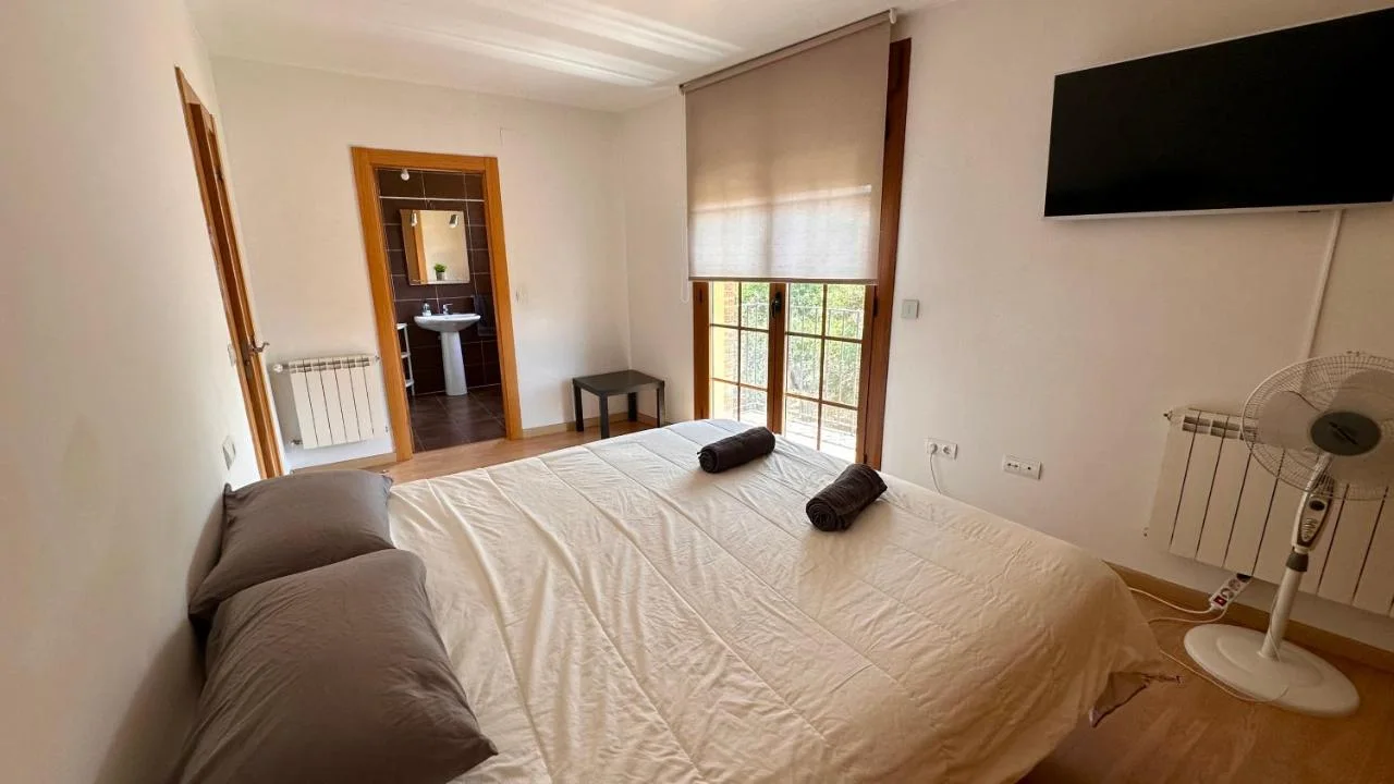 Dormitorio con espejo y televisión