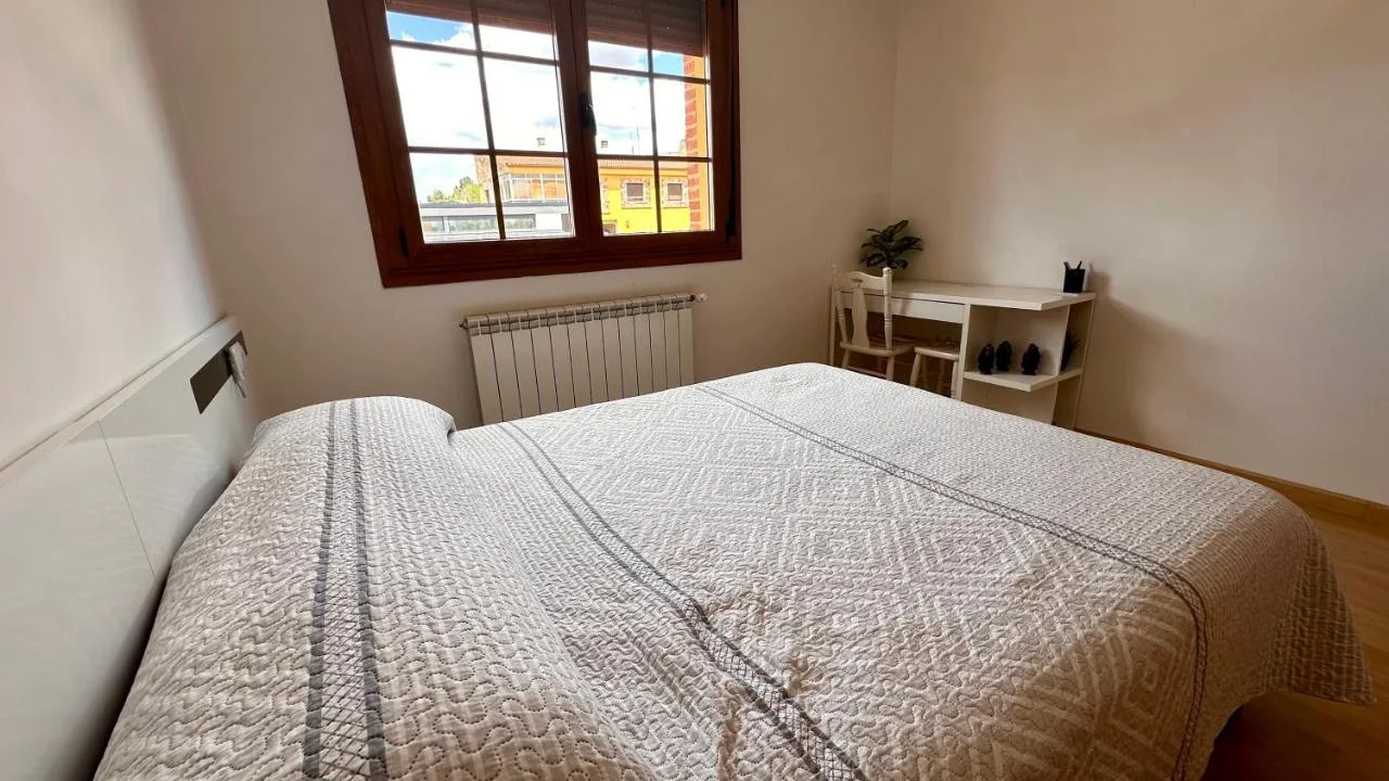 Dormitorio con ventana al jardín