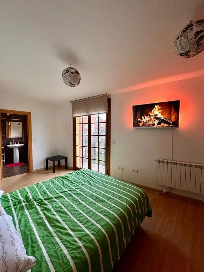 Dormitorio con televisión encendida