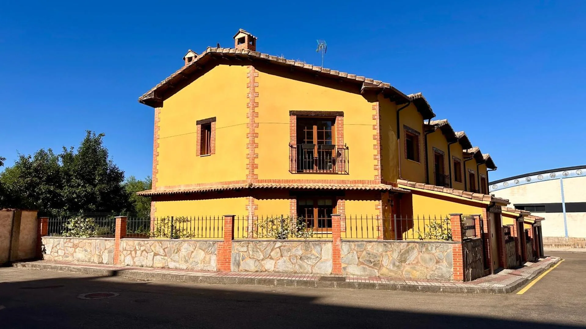 La casa, de fachada amarilla, en La Virgen del Camino