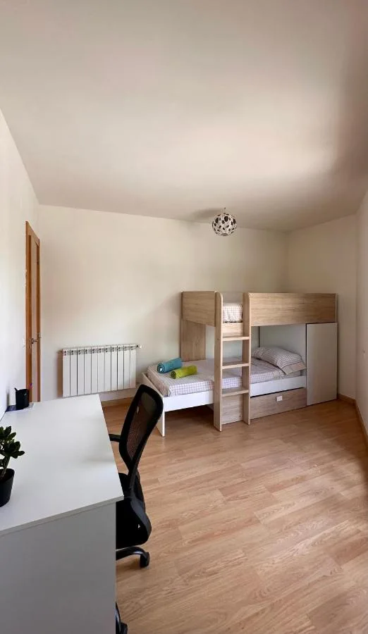 Habitación con literas y escritorio