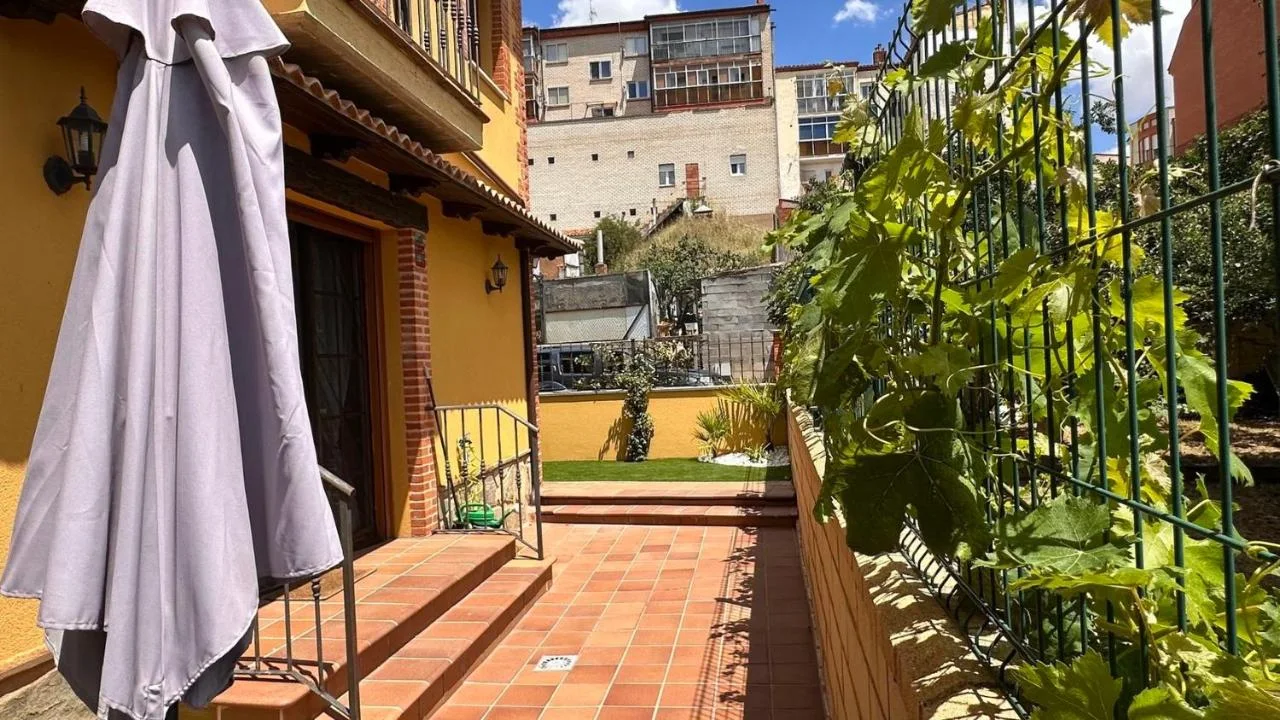 El patio, junto a la entrada