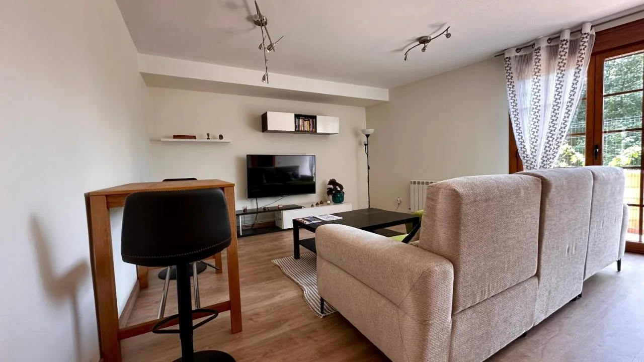 La sala de estar, con sofá y televisión
