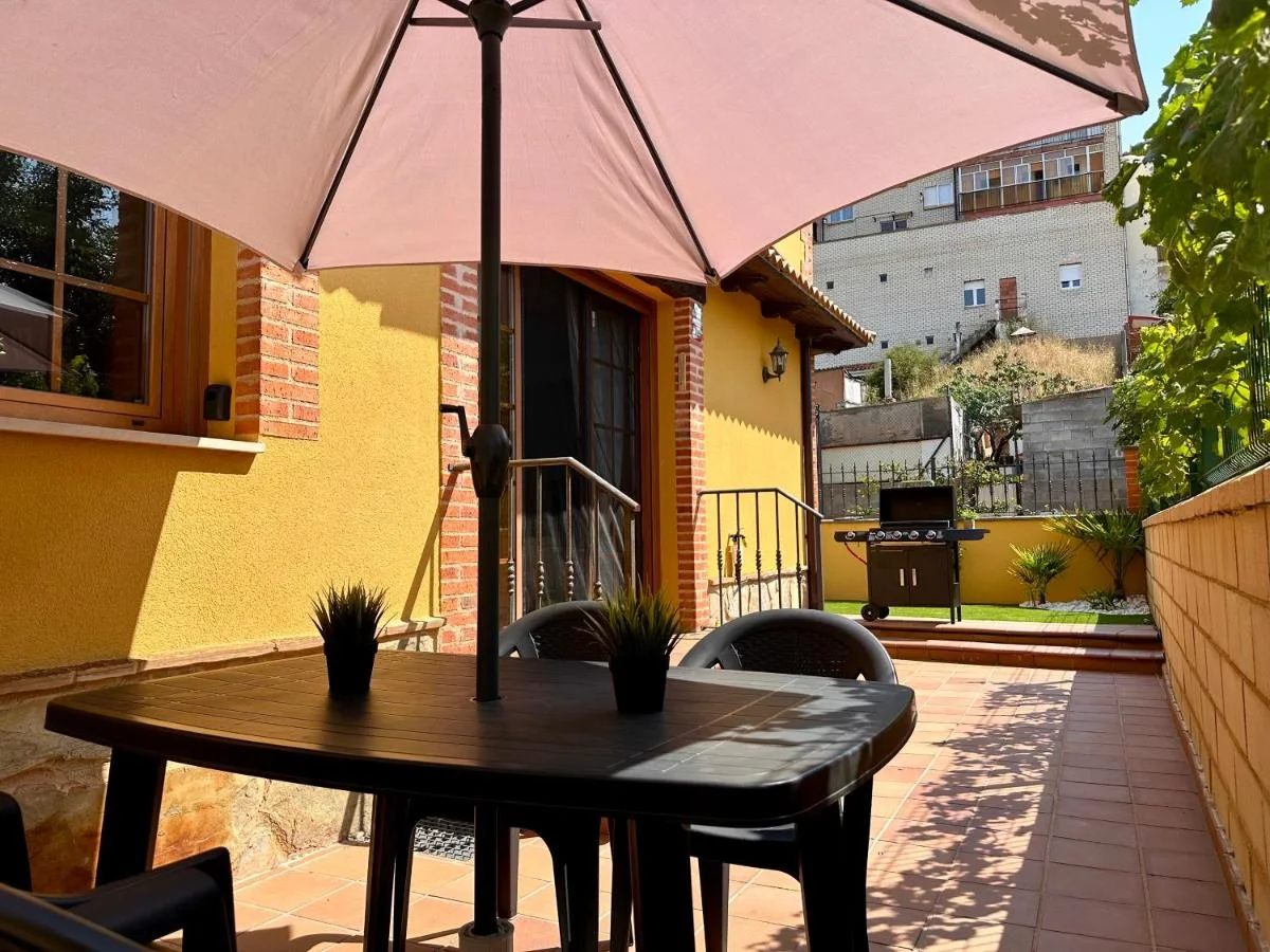 La mesa de la terraza a la sombra